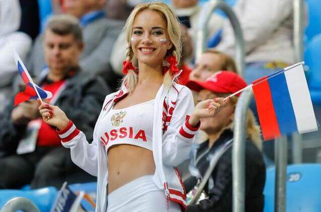 世界杯俄罗斯金发美女球迷natalya Nemchinova竟然下过海 奇点资讯